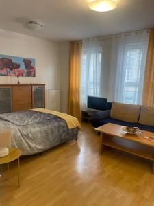 una camera da letto con un letto, un divano e un tavolo di CENTRAL STUDIO CLOSE TO ANDRASSY AVENUE for 4 persons a Budapest