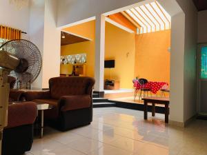 a living room with a couch and a fan at Florence Residence Makola in Kadawatha