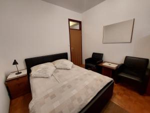 Un pat sau paturi într-o cameră la City apartment Amfora