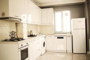 uma cozinha com electrodomésticos brancos e um frigorífico branco em Your Home in the Heart of Nature! -6 persons em Gemlik