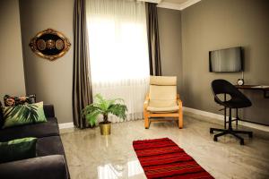 sala de estar con sofá, silla y ventana en Your Home in the Heart of Nature! -6 persons en Gemlik