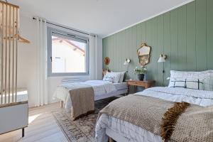 um quarto com 2 camas e uma janela em Logement 2 chambres spacieux Lit King Verdun parking gratuit em Valence