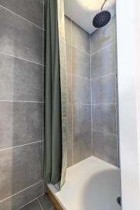 łazienka z prysznicem i wanną w obiekcie Logement 2 chambres spacieux Lit King Verdun parking gratuit w mieście Valence