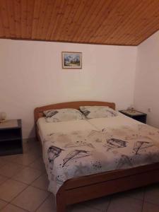 1 dormitorio con 1 cama y 2 mesitas de noche en Apartments in Vinjerac/Paklenica Riviera 27673, en Vinjerac