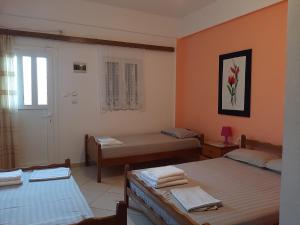 1 dormitorio con 2 camas y ventana en Rexhos Studios, en Himare