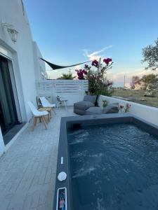 Bazen v nastanitvi oz. blizu nastanitve Sun Springs Suites