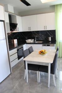 een keuken met een tafel en een fruitschaal bij Appartement 1+1 in Alanya in Alanya