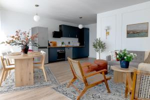 uma sala de estar e cozinha com mesa e cadeiras em Logement 2 chambres spacieux Lit King Verdun parking gratuit em Valence