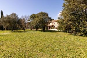 an open field with a house in the background at Appartamento in villa in Fano