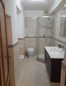 een badkamer met een douche, een toilet en een wastafel bij Dimora Bellavista in Siena