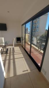 巴爾卡塞的住宿－La Maruca 631，客房设有带桌椅的阳台。