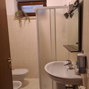 y baño con lavabo y aseo. en Casa Vacanze “ Fonte del Borgo”, en Lanciano