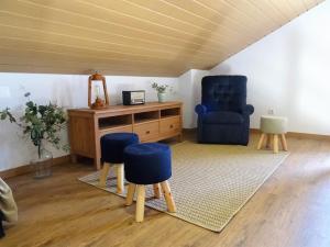 sala de estar con sillas azules y escritorio en Casa das Andorinhas en Lourinhã