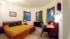 ein Schlafzimmer mit einem Bett und einem Schreibtisch darin in der Unterkunft Apartments in Villa Isabel in Altafulla