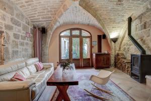 een woonkamer met een bank en een tafel bij Stunning Medieval Getaway in Vic-la-Gardiole