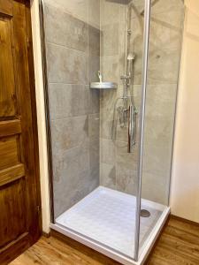 La salle de bains est pourvue d'une douche avec une porte en verre. dans l'établissement Apartment Georgstor im Posthalterhof mit Sauna, à Blankenheim
