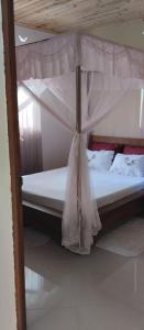 sypialnia z łóżkiem z baldachimem w obiekcie Villa Ste Marie w mieście Sainte-Marie