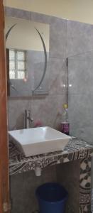 W łazience znajduje się biała umywalka i lustro. w obiekcie Villa Ste Marie w mieście Sainte-Marie