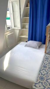 Un ou plusieurs lits dans un hébergement de l'établissement *Blanche Pigalle* - Studio calme Paris centre