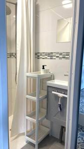 bagno con lavandino bianco e doccia di *Blanche Pigalle* - Studio calme Paris centre a Parigi