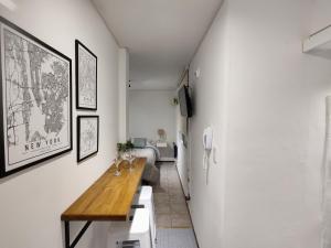 een kamer met een houten tafel aan een muur bij Ubicación Premium! Departamento - PreViaje - Cuotas sin interés in Mendoza