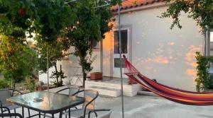 Κήπος έξω από το Theros Garden House