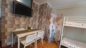 ein Esszimmer mit Tisch und Stühlen und einem Etagenbett in der Unterkunft Oporto Vasconcelos Guest House in Vila Nova de Gaia