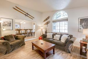 - un salon avec deux canapés et une table dans l'établissement Montgomery Estates Ski & Beach Haven, à South Lake Tahoe