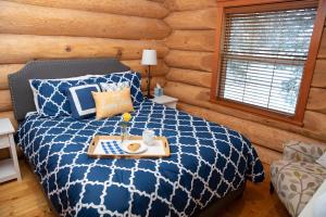 Ein Bett oder Betten in einem Zimmer der Unterkunft Two Peaks Cabin