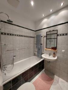 德勒斯登的住宿－Schöne Wohnung in Dresden - Neustadt，带浴缸、盥洗盆和卫生间的浴室