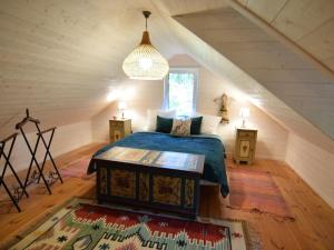 een slaapkamer met een bed op zolder bij Holiday home in an idyllic location in Debki in Dębki