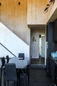 Un comedor con mesa y sillas en Cabañas Polikén, en Lago Vichuquen 56 fotos más