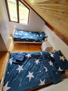 Un dormitorio con una cama con estrellas. en Villa Stone Tree - Ljubanista, en Ohrid