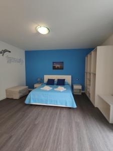 Un dormitorio azul con una cama y una pared azul. en 'O Vuzze d'o Mast, en Sorrento