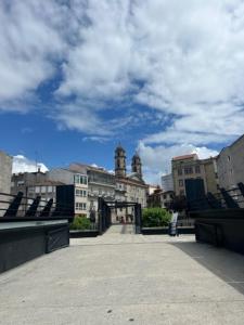 Blick auf ein Gebäude mit wolkigem Himmel in der Unterkunft Hostal Real in Vigo