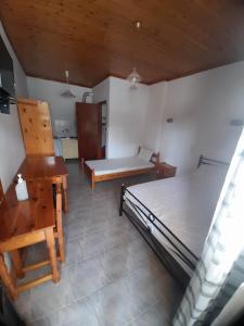 Postel nebo postele na pokoji v ubytování Christina Sunny Rooms
