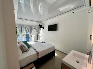 Letto o letti in una camera di HOTEL TORRE DELUXE ¨SANTORINI¨