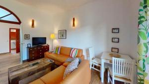 a living room with a couch and a table at Las Fincas Baabe in Baabe