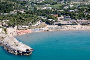 een luchtzicht op een strand met mensen in het water bij Villaggio Turistico Scialmarino in Vieste