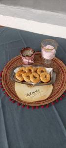een dienblad donuts op een bord op een tafel bij Paradise in Kollimpithra