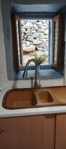 ein Waschbecken in einer Küche mit Fenster in der Unterkunft Paradise in Kollimpithra