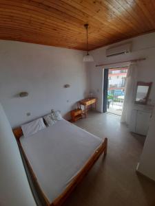 Postel nebo postele na pokoji v ubytování Christina Sunny Rooms