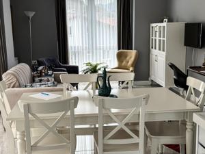 een woonkamer met een witte tafel en stoelen bij Your Home in the Heart of Nature! -9 persons in Gemlik