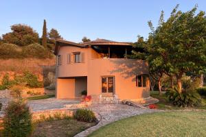 uma casa no meio de um quintal em Round Family Villa near Ancient Olympia & the Sea em Káto Samikón