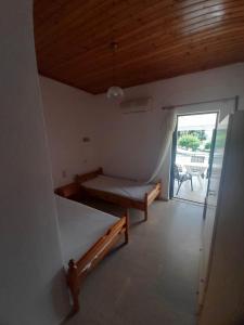 Postel nebo postele na pokoji v ubytování Christina Sunny Rooms