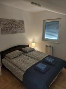 une chambre avec un lit avec deux serviettes dessus dans l'établissement Flat 23, à Belgrade