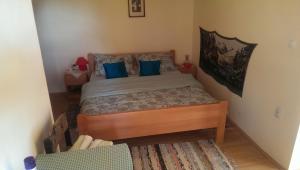 Giường trong phòng chung tại Guest house Jurini Dvori