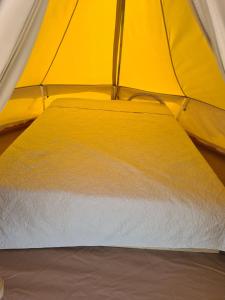 een close-up van een bed in een tent bij COMPORTA Side Tends in Setúbal