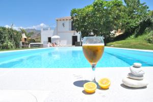 um copo de vinho sentado ao lado de uma piscina em Villa Monica em Nerja