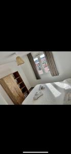 Habitación con vistas a un dormitorio con cama y ventana. en Appartement T2 cosy à San ciprianu en Lecci